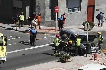 Un vehículo vuelca en Salinetas tras chocar contra una farola/TA.